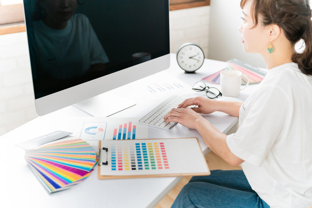 ホームページ制作はフリーランスと制作会社のどちらに依頼する?違いと選び方を解説